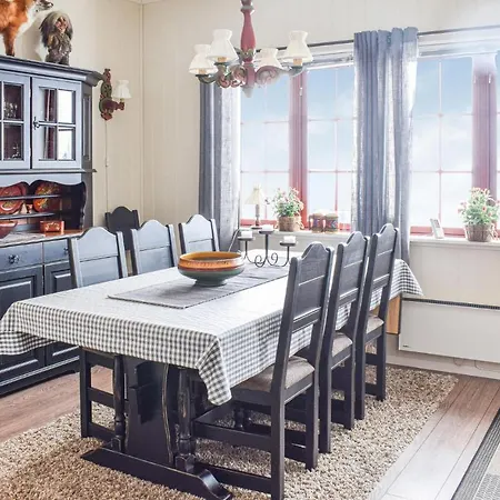 Apartment Stunning In W/ 3 Bedrooms *